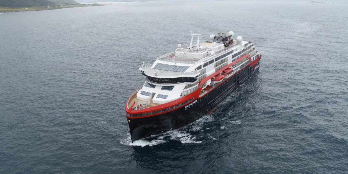 Hurtigruten Roald Amundsen: Erstes Hybrid-Kreuzfahrtschiff ist auf Jungfernfahrt