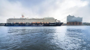 Mein Schiff 5 vor Hamburg - Bildquelle: TUI Cruises