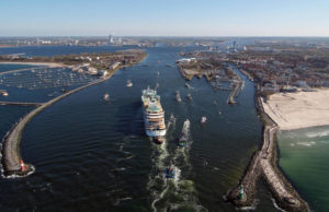 Hafeneinlauf Warnemünde - Bildquelle: AIDA Cruises