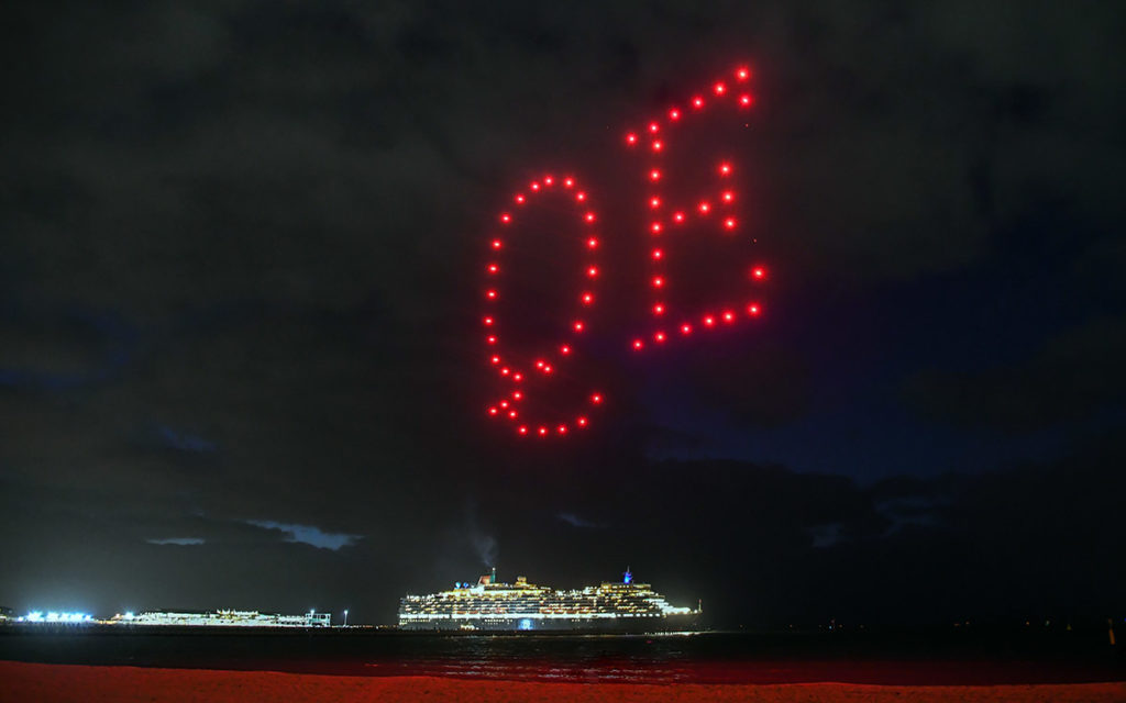 Drohnentanz über der Queen Elizabeth in Melbourne - Bildquelle: Cunard