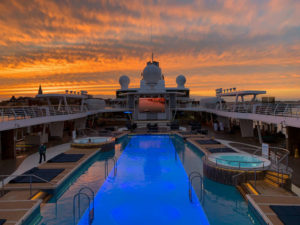 Gigantischer Sonnenuntergang über Stockholm auf der Mein Schiff - Bildquelle: Cruisify.de