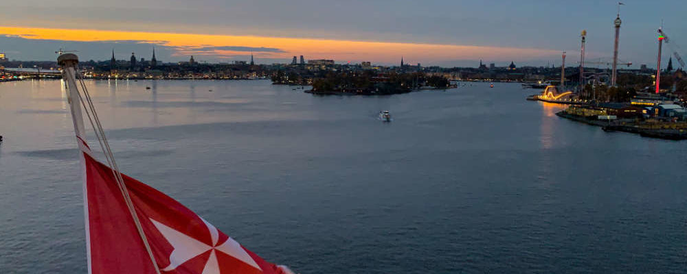 Blick über Stockholm mit Maltesischer Flagge - Bildquelle: Cruisify.de