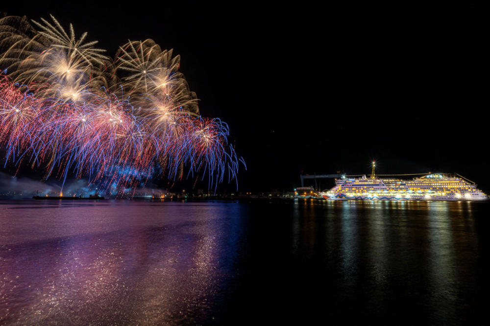 Kieler Woche: Feuerwerk und Drohnenshow mit AIDAluna - Bildquelle: AIDA Cruises