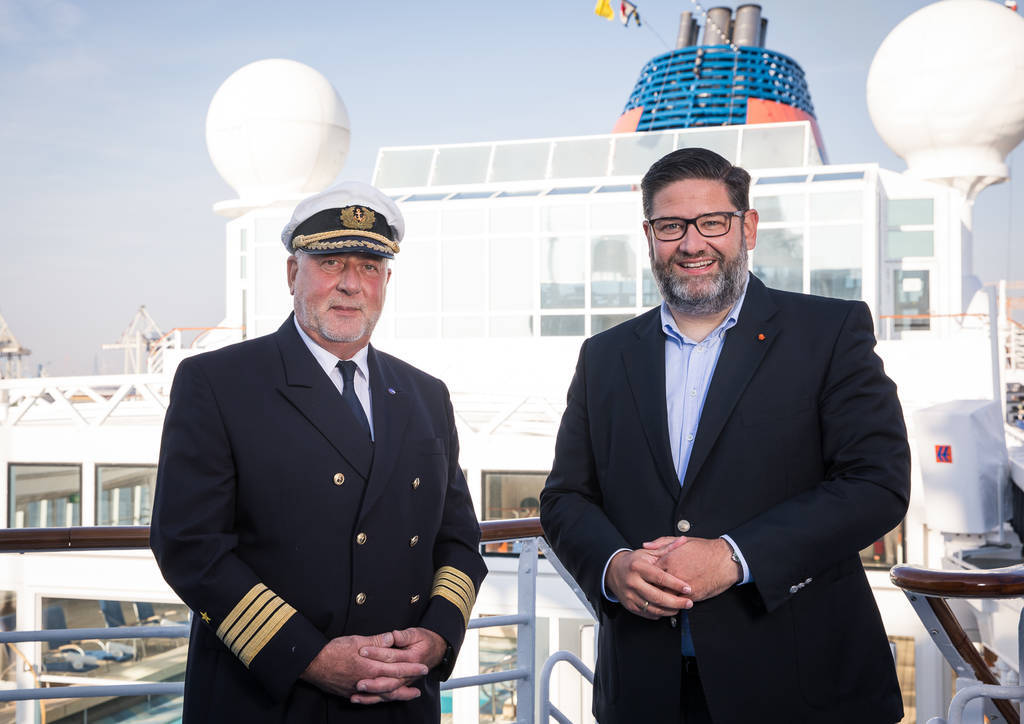 Kapitän Greulich und Julian Pfitzner, CEO Hapag-Lloyd Cruises Foto: Hapag-Lloyd Cruises