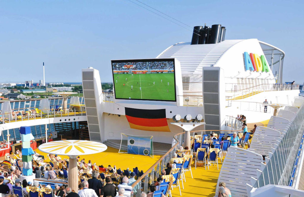 Fussball an Bord von AIDA Cruises WM 2022 - Bildquelle: AIDA Cruises