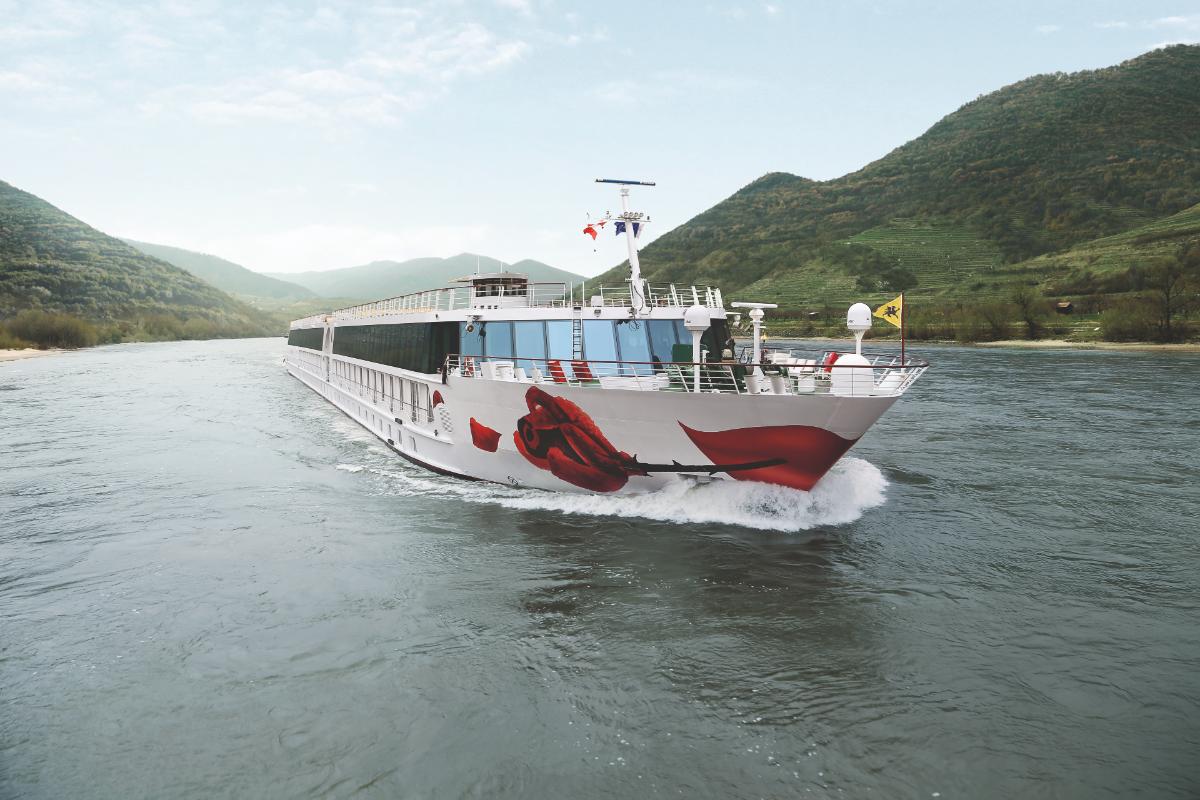 Arosa Flusskreuzfahrtschiff in Fahrt