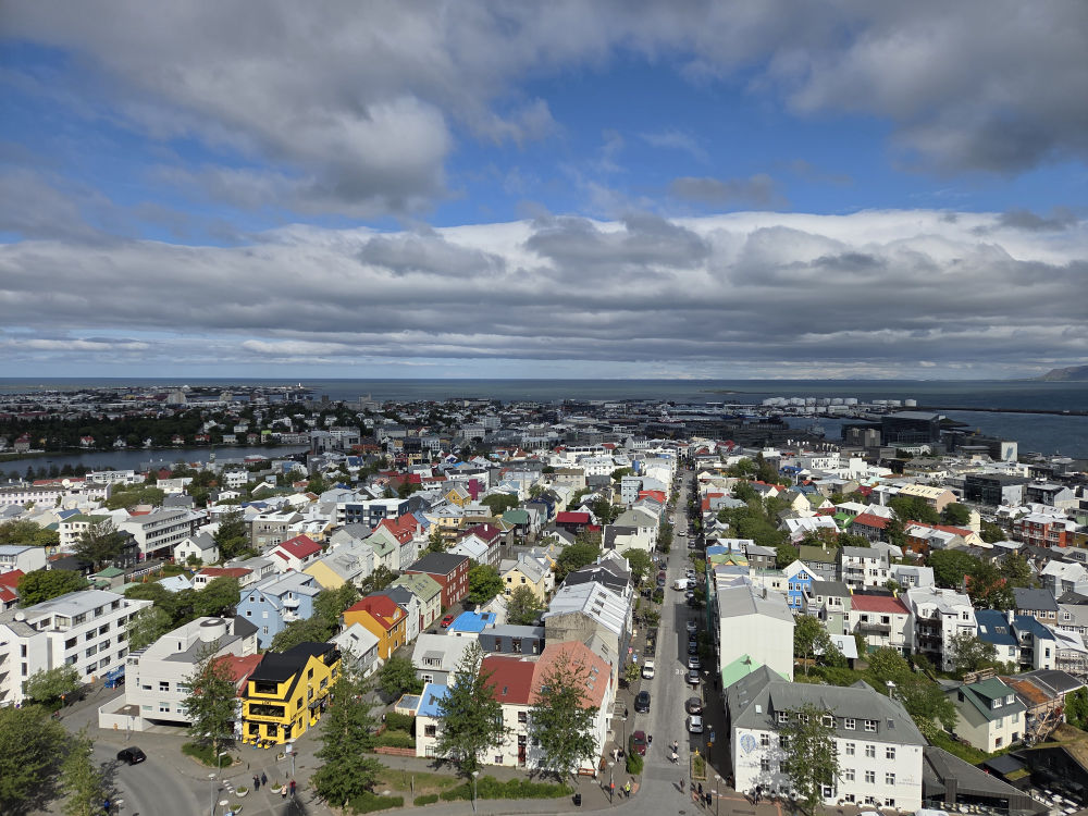 Reisebericht: Island – eine Reise auf der Insel der kühlen Schönheit 17 Kathrin Island Ausblick Kirche
