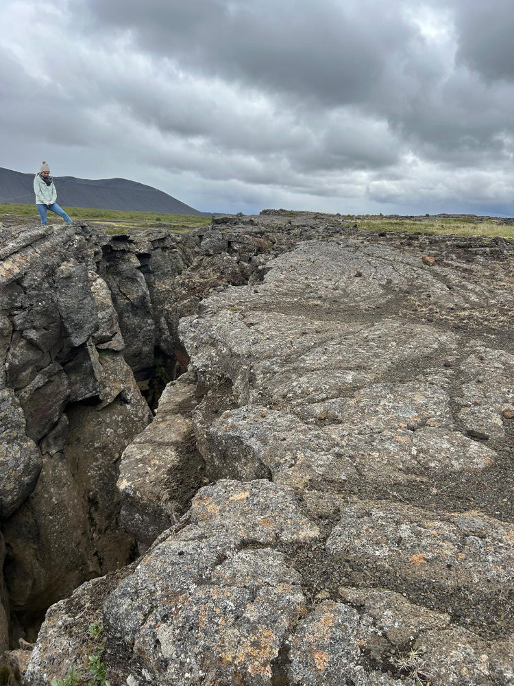 Reisebericht: Island – eine Reise auf der Insel der kühlen Schönheit 14 Kathrin Island Felsspalte