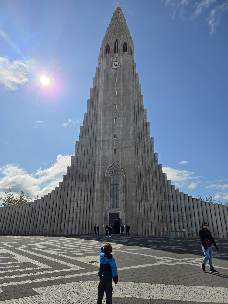 Reisebericht: Island – eine Reise auf der Insel der kühlen Schönheit 16 Kathrin Island Kirche Reykjavik