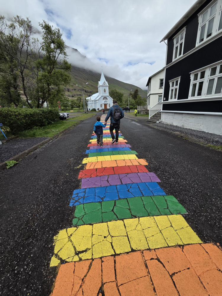 Reisebericht: Island – eine Reise auf der Insel der kühlen Schönheit 4 Kathrin Island Regenbogenkirche