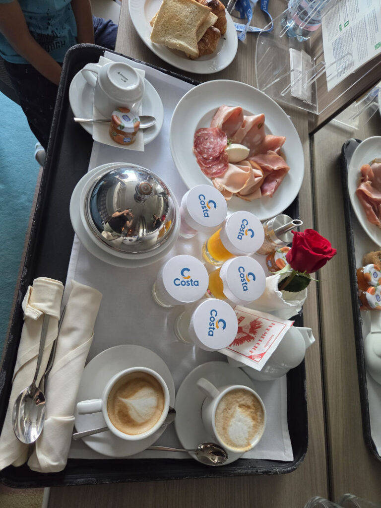 Fruehstueck auf der Kabine