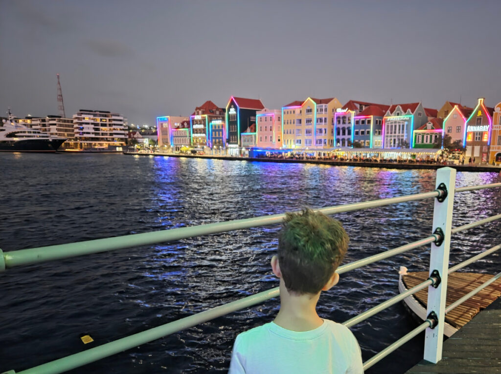 kudk kar Curacao am Abend